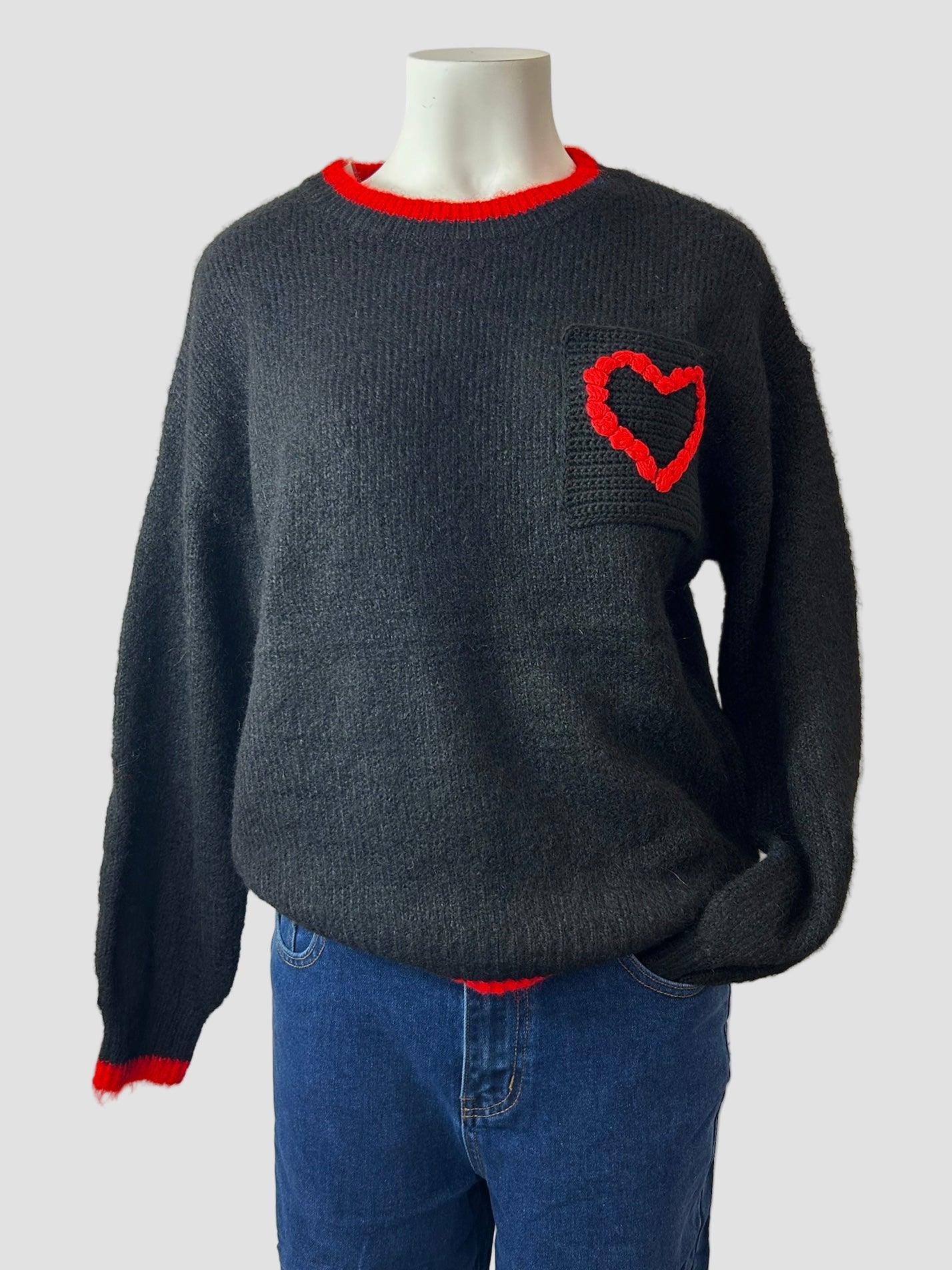 Pull noir motif coeur