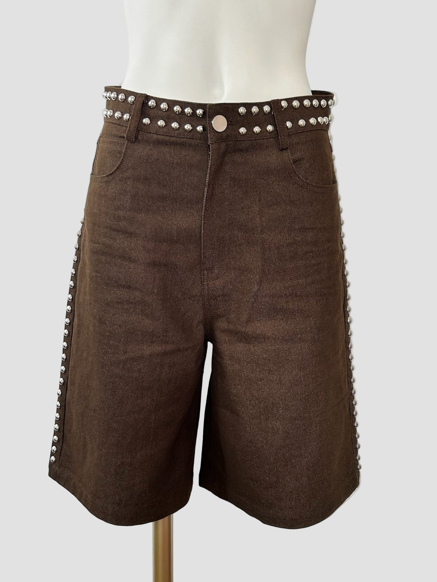 Bermuda marron clouté