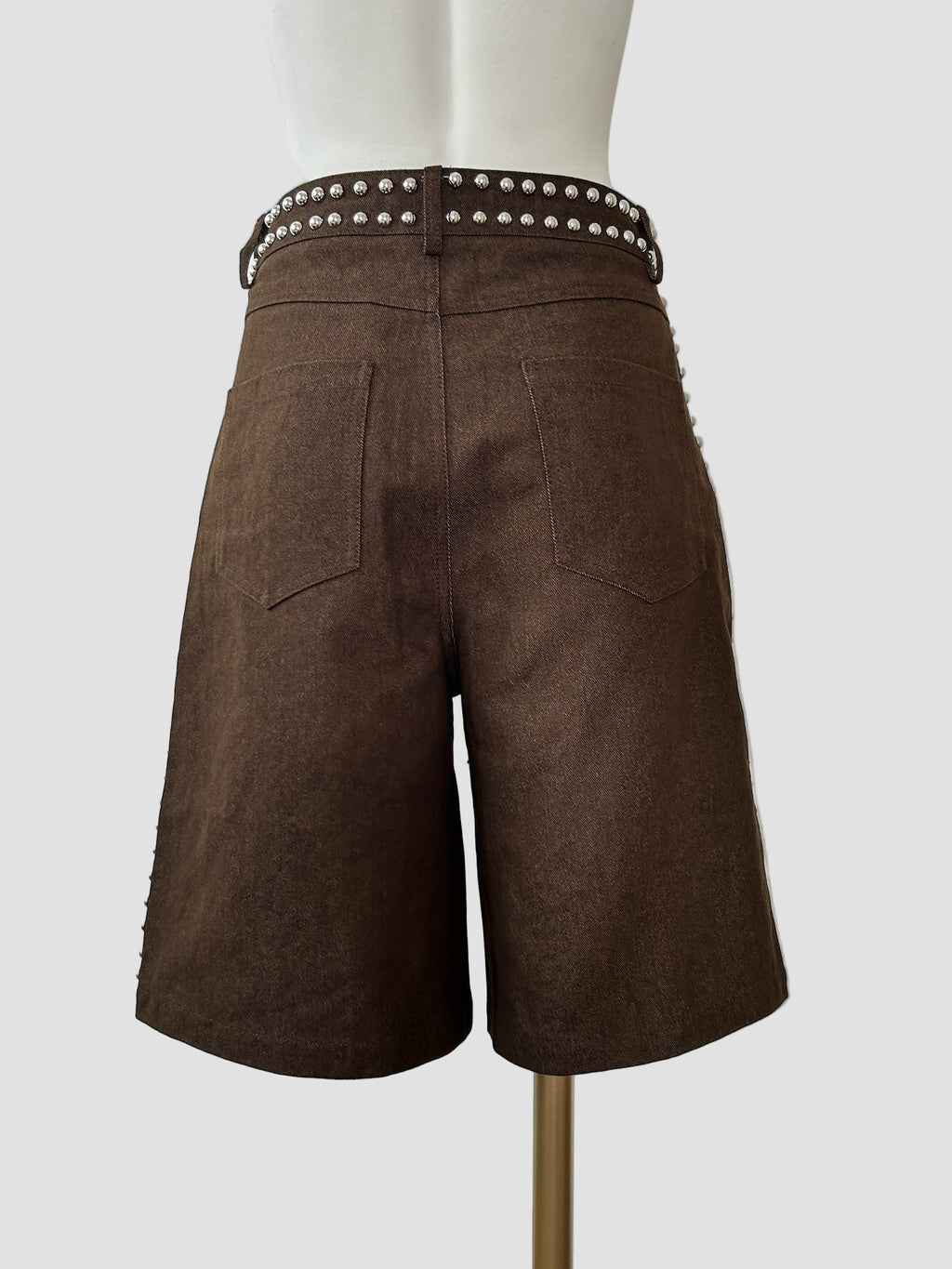 Bermuda marron clouté