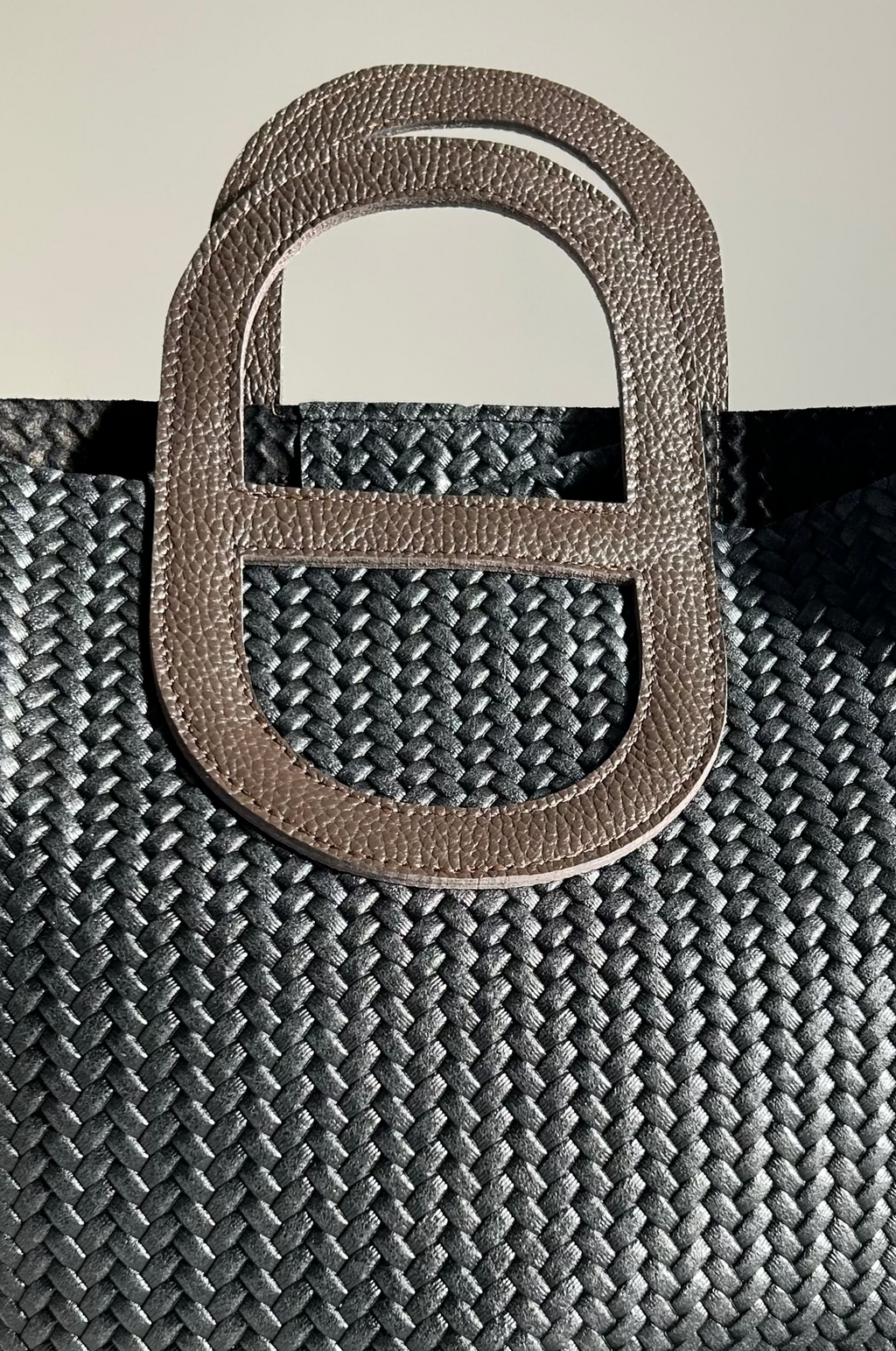 Sac à main tressé noir