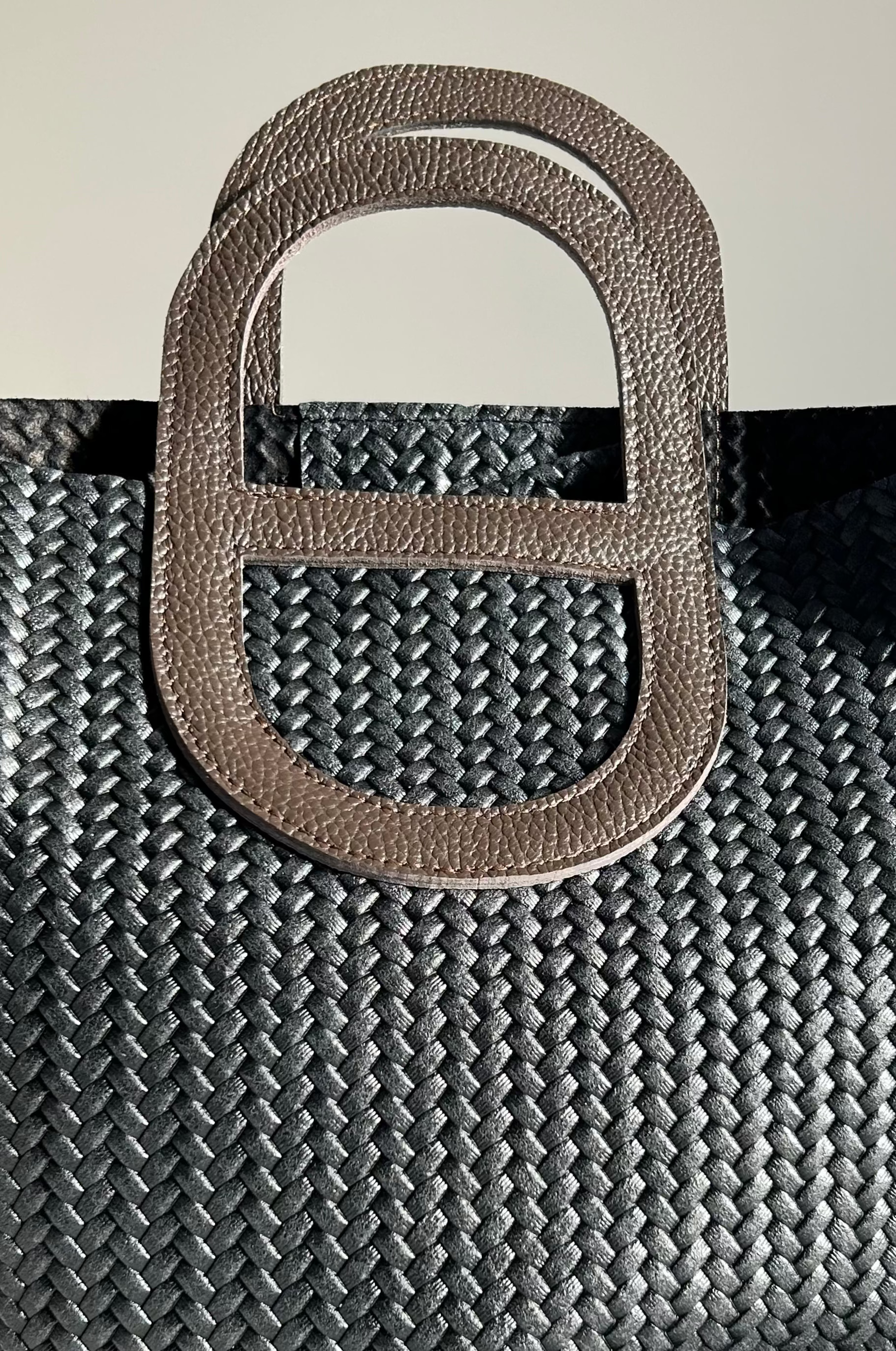 Sac à main tressé noir